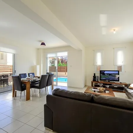 Villa Your Beautiful Holiday Minutes From The Beach, 1460