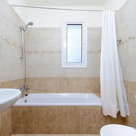 Villa Your Beautiful Holiday Minutes From The Beach, 1460 *